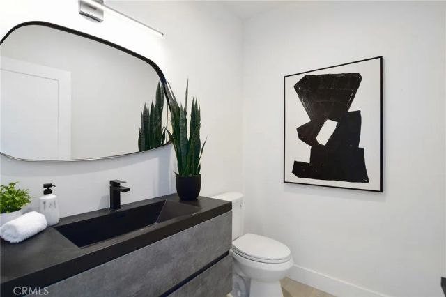 20100 Hatteras Street, Woodland Hills, CA 91367
