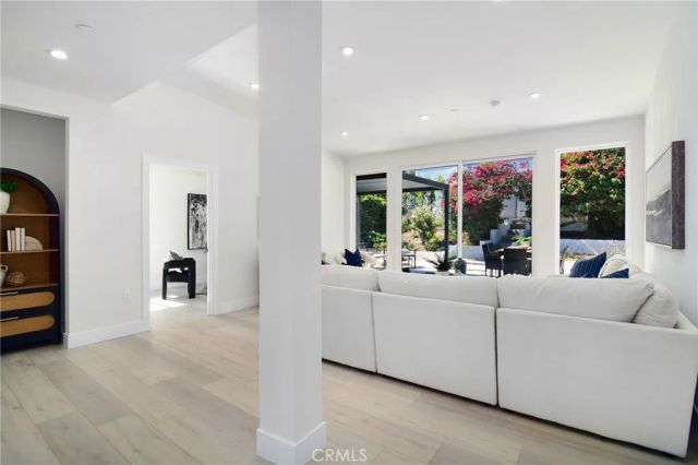 20100 Hatteras Street, Woodland Hills, CA 91367