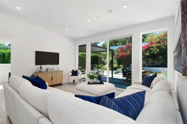 20100 Hatteras Street, Woodland Hills, CA 91367