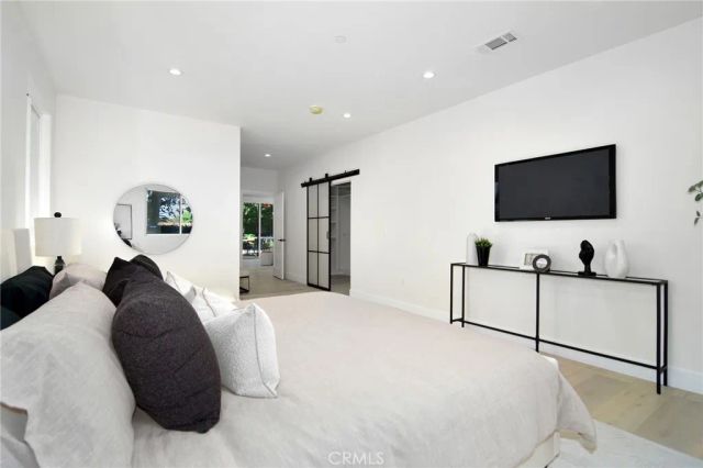 20100 Hatteras Street, Woodland Hills, CA 91367