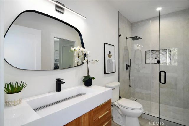 20100 Hatteras Street, Woodland Hills, CA 91367