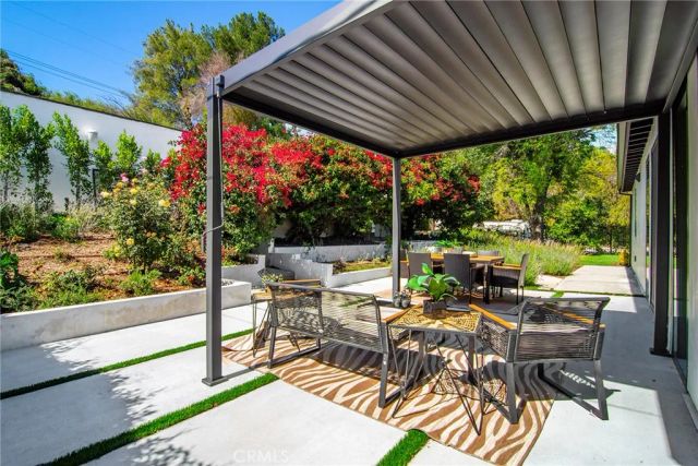20100 Hatteras Street, Woodland Hills, CA 91367