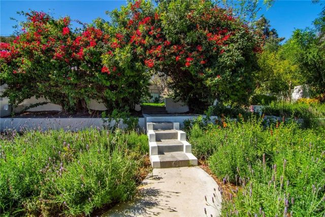 20100 Hatteras Street, Woodland Hills, CA 91367