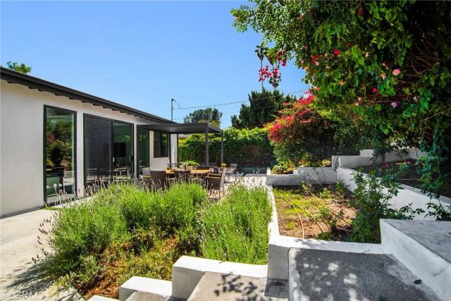 20100 Hatteras Street, Woodland Hills, CA 91367