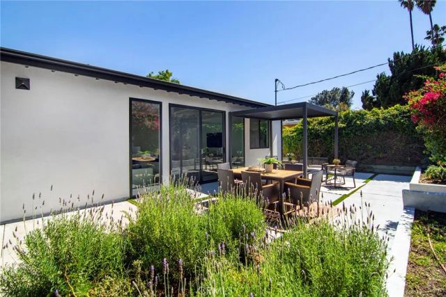 20100 Hatteras Street, Woodland Hills, CA 91367