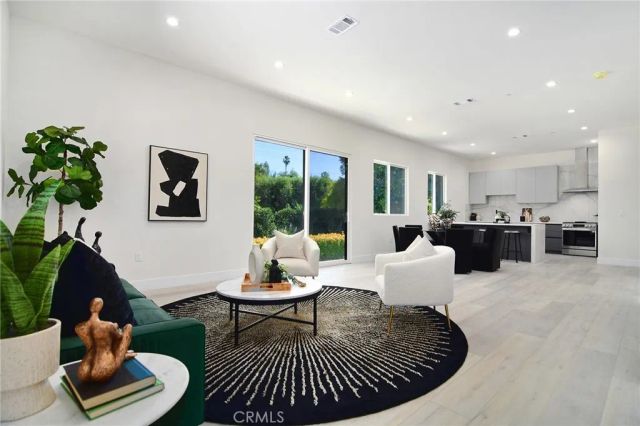 20100 Hatteras Street, Woodland Hills, CA 91367