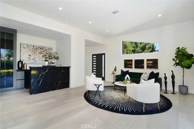 20100 Hatteras Street, Woodland Hills, CA 91367