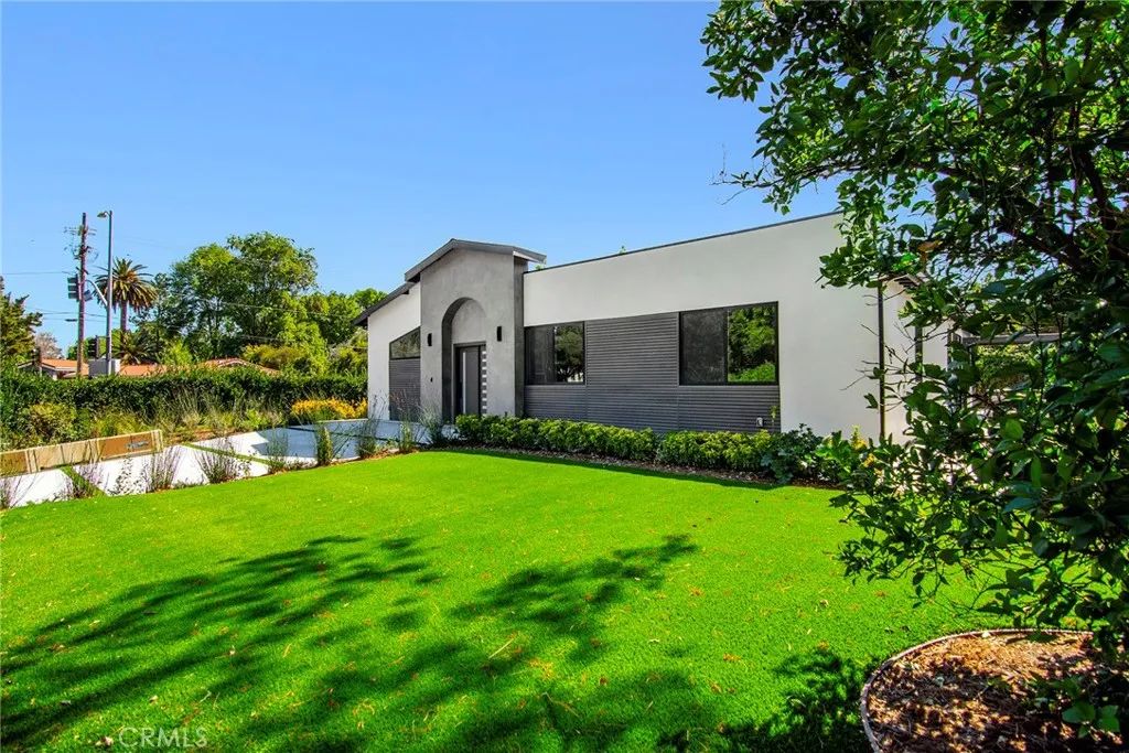 20100 Hatteras Street, Woodland Hills, CA 91367
