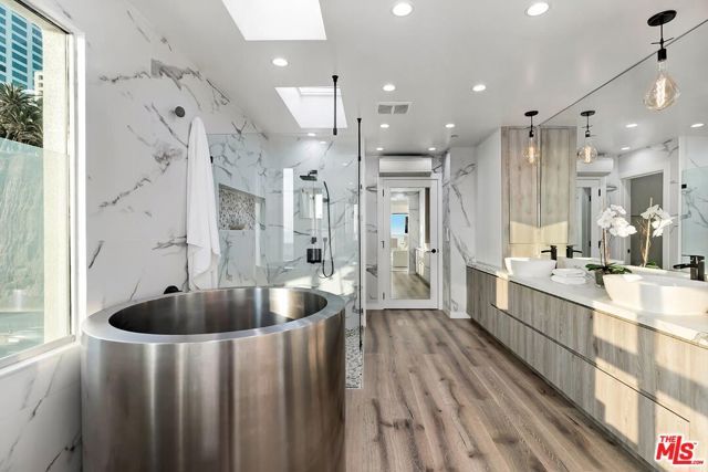 1255 Palisades Beach Road, Santa Monica, CA 90401