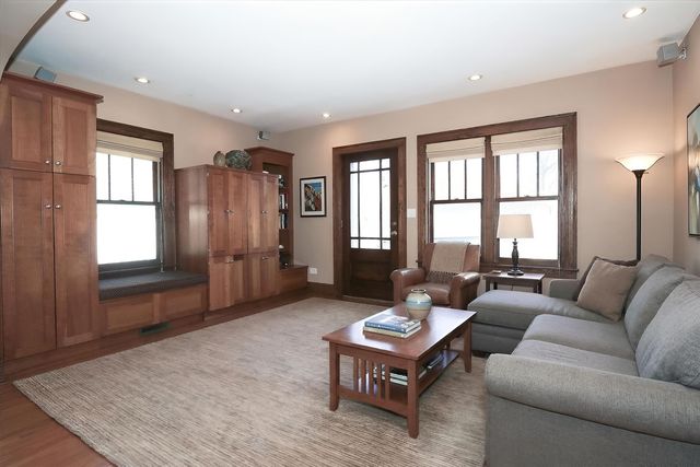 354 Hawthorne Boulevard, Glen Ellyn, IL 60137