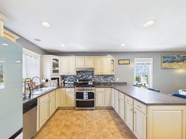 19 Abington Ln., Fall River, MA 02721