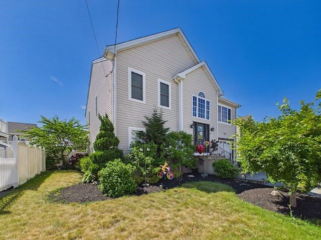 19 Abington Ln., Fall River, MA 02721