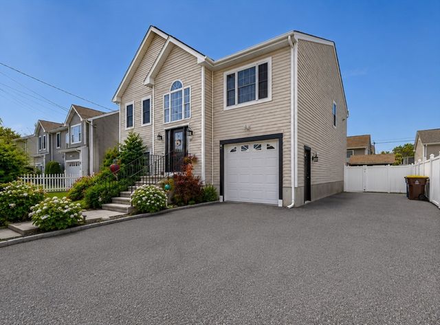 19 Abington Ln., Fall River, MA 02721