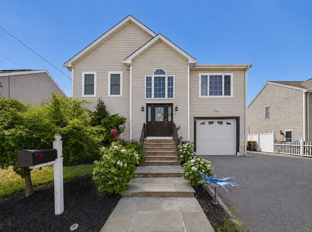 19 Abington Ln., Fall River, MA 02721