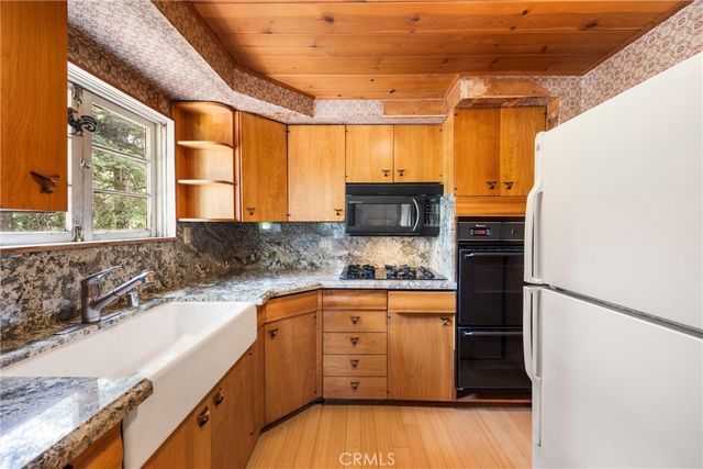 320 Flower Drive, Lake Arrowhead, CA 92352