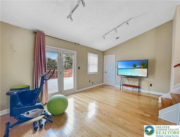 135 High Point Lane, Easton, PA 18042