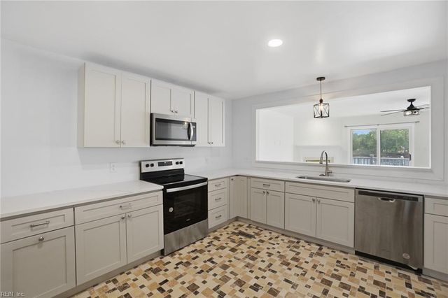 143 Harbor Watch DR, Chesapeake, VA 23320