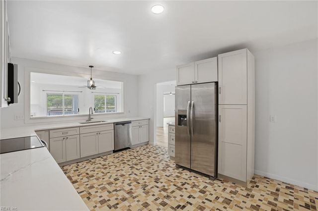 143 Harbor Watch DR, Chesapeake, VA 23320