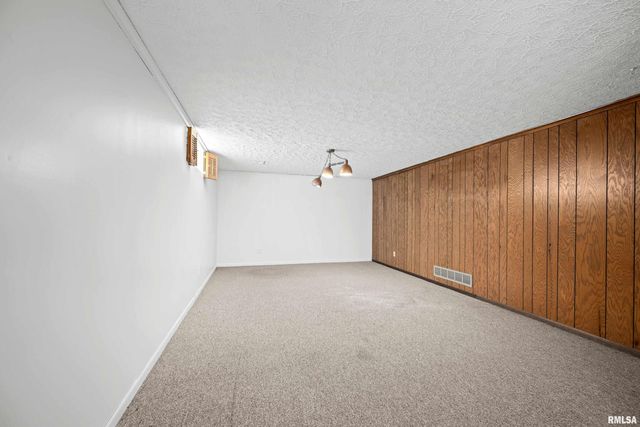 2586 E GEORGE WASHINGTON Boulevard, Davenport, IA 52803