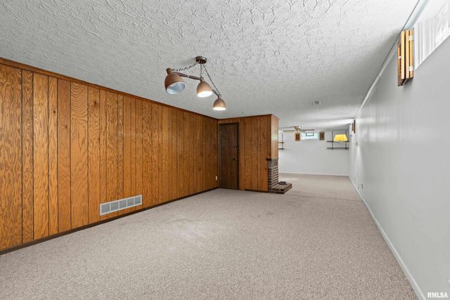 2586 E GEORGE WASHINGTON Boulevard, Davenport, IA 52803