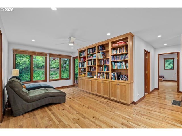 1515 S RADCLIFFE Ct, Portland, OR 97219
