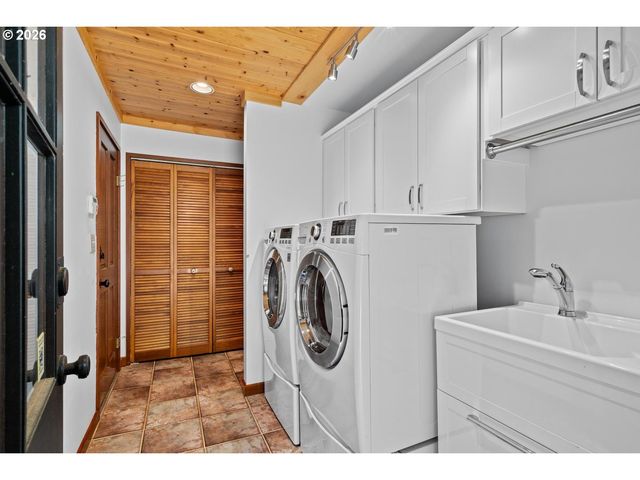 1515 S RADCLIFFE Ct, Portland, OR 97219