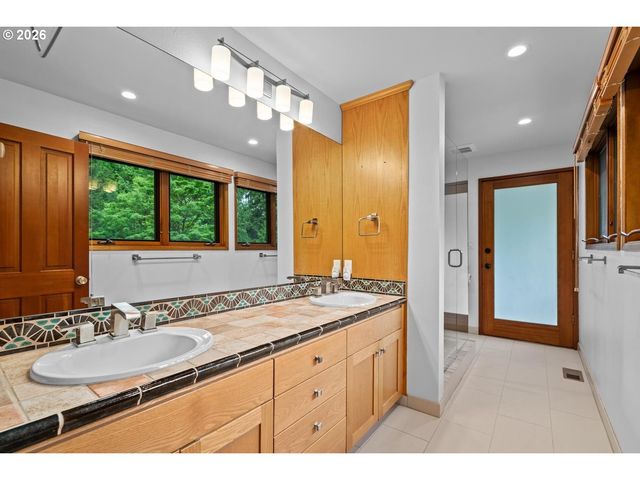 1515 S RADCLIFFE Ct, Portland, OR 97219