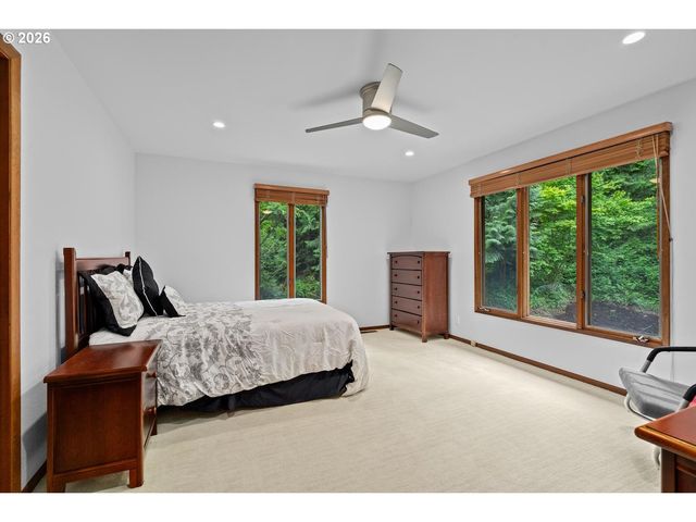 1515 S RADCLIFFE Ct, Portland, OR 97219