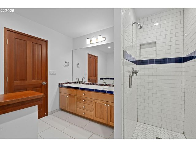 1515 S RADCLIFFE Ct, Portland, OR 97219
