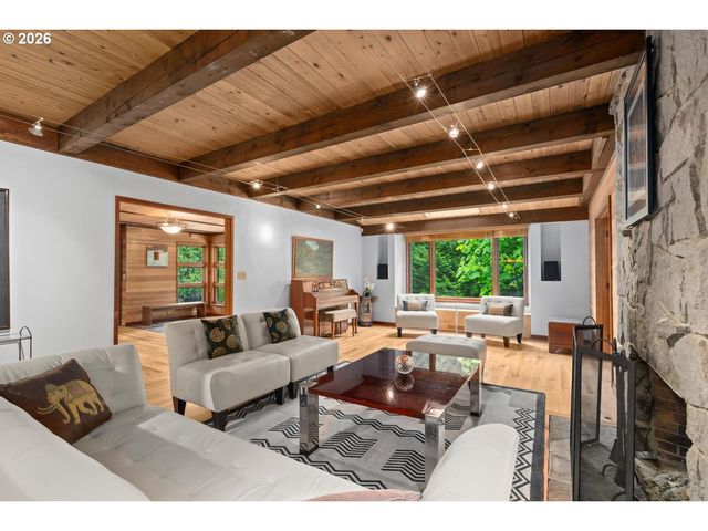 1515 S RADCLIFFE Ct, Portland, OR 97219