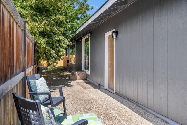 61125 Brosterhous Road, Bend, OR 97702
