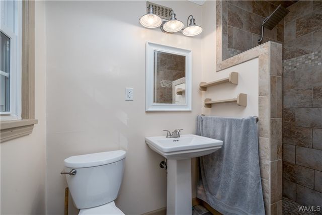 5710 Golden Pond, Northport, AL 35473