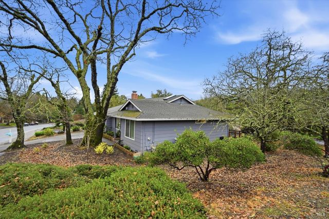 6480 Meadowridge Dr, Santa Rosa, CA 95409