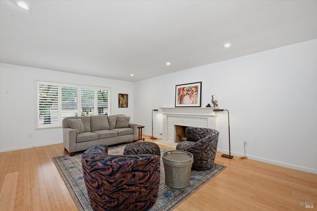 6480 Meadowridge Dr, Santa Rosa, CA 95409