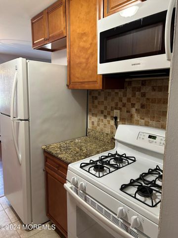 4 Windsor Terrace B, Freehold, NJ 07728