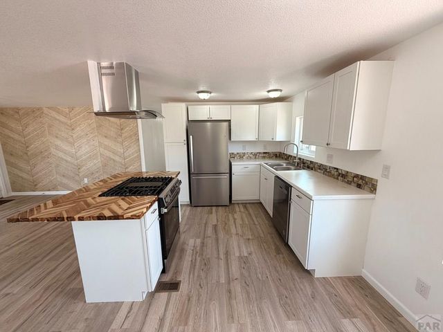 186 E Rolling Hills Dr, Pueblo West, CO 81007