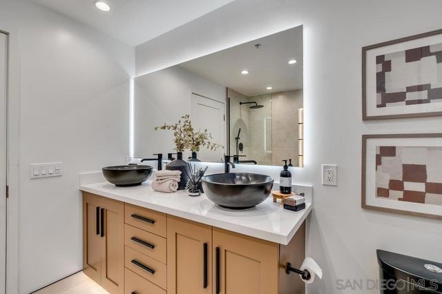 700 W E St 2404, San Diego, CA 92101