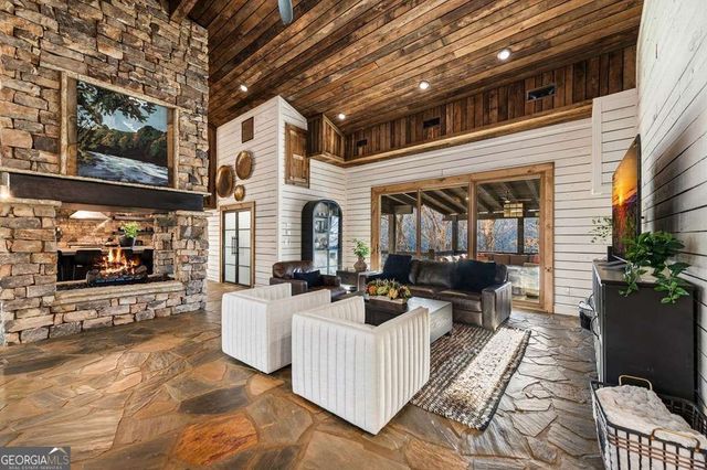 166 Red Oak Lane, Mccaysville, GA 30555