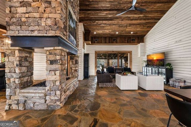 166 Red Oak Lane, Mccaysville, GA 30555