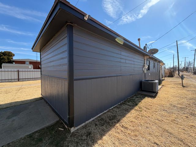1705 W 16th Street, Plainview, TX 79072