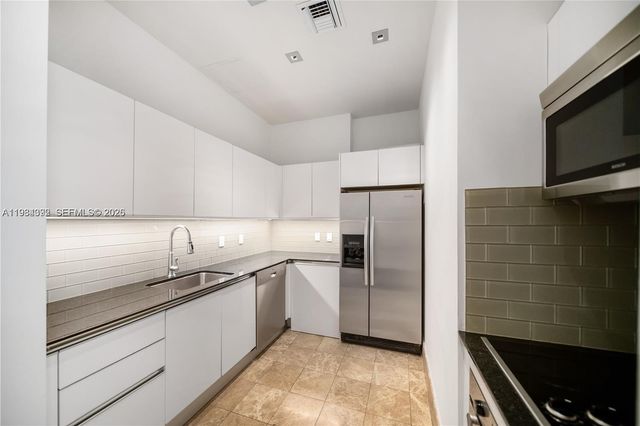 1050 Brickell Ave 3122, Miami, FL 33131