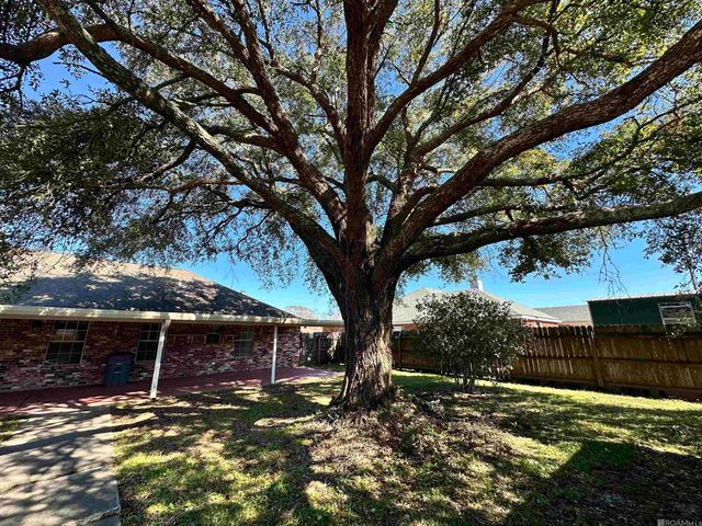 4406 Fourchon Dr, Baker, LA 70714