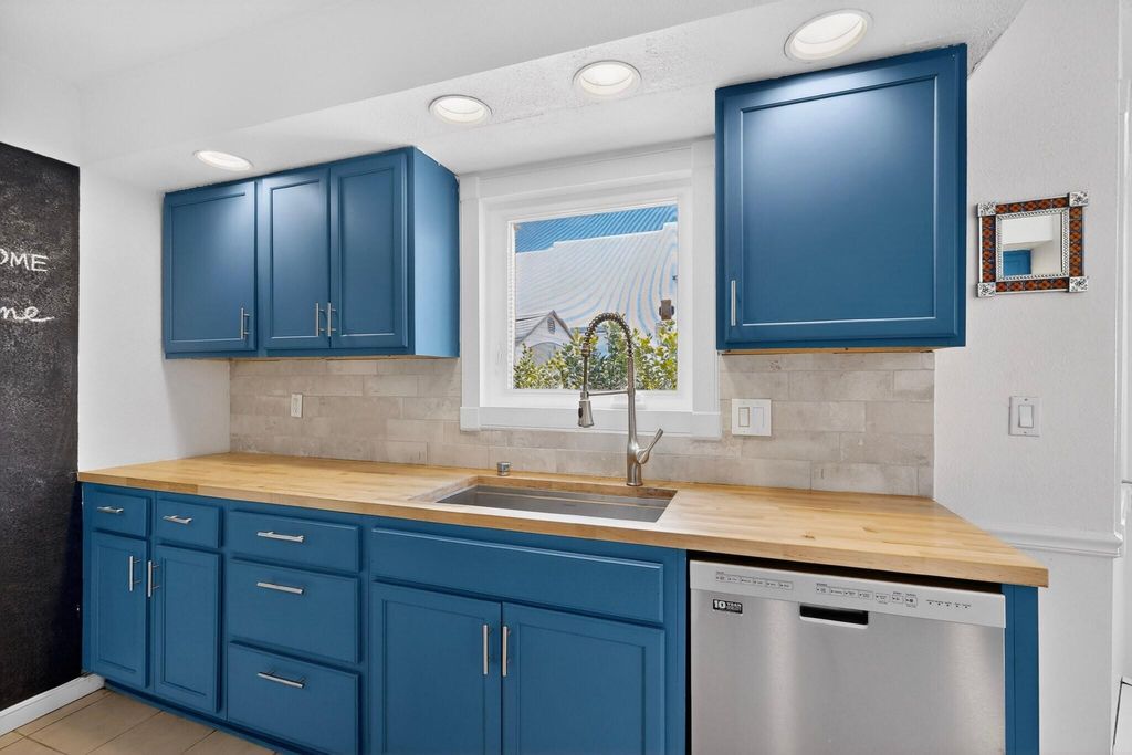 Image 13 of property listing at 7508 Teakwood Drive NW, Albuquerque, NM 87120