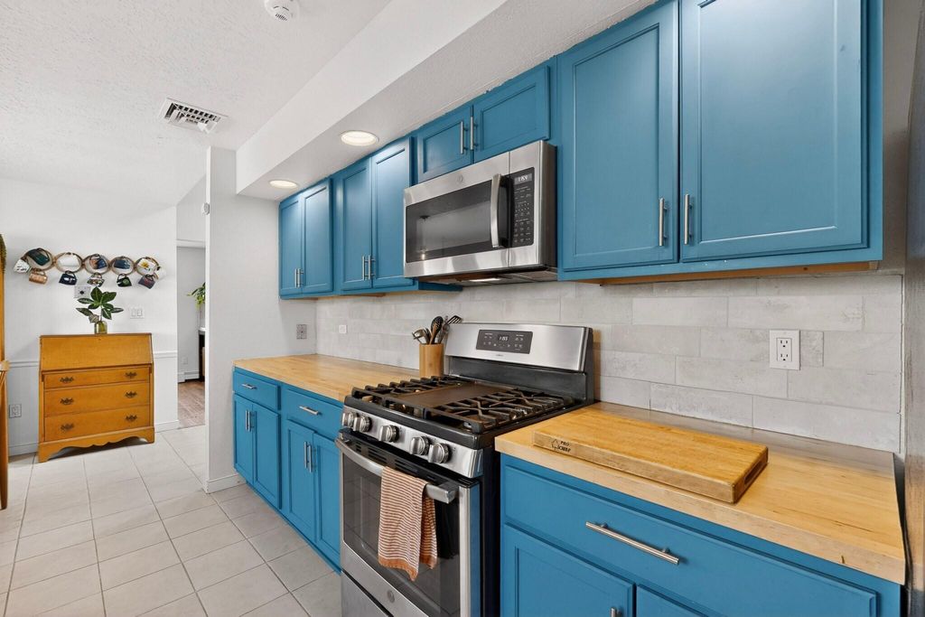 Image 14 of property listing at 7508 Teakwood Drive NW, Albuquerque, NM 87120