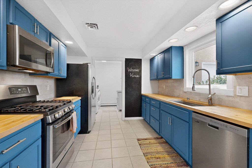 Image 15 of property listing at 7508 Teakwood Drive NW, Albuquerque, NM 87120