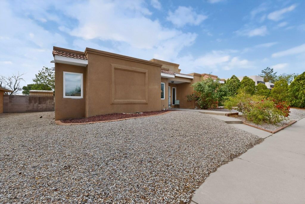 Image 3 of property listing at 7508 Teakwood Drive NW, Albuquerque, NM 87120