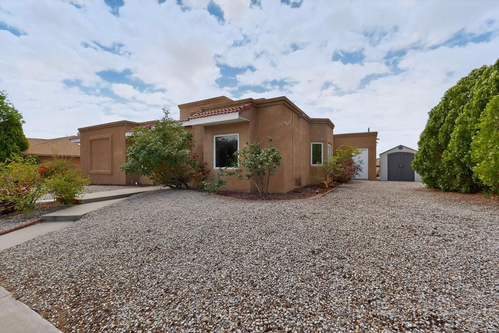 Image 4 of property listing at 7508 Teakwood Drive NW, Albuquerque, NM 87120