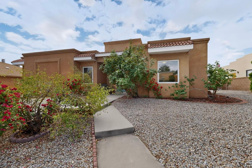 Image 5 of property listing at 7508 Teakwood Drive NW, Albuquerque, NM 87120