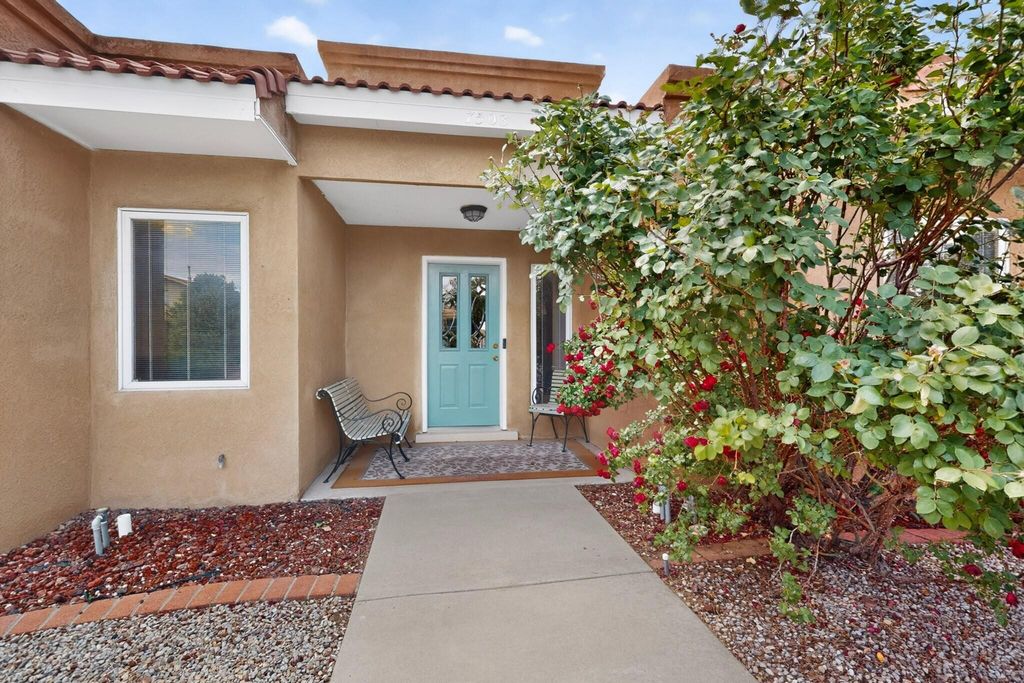 Image 6 of property listing at 7508 Teakwood Drive NW, Albuquerque, NM 87120