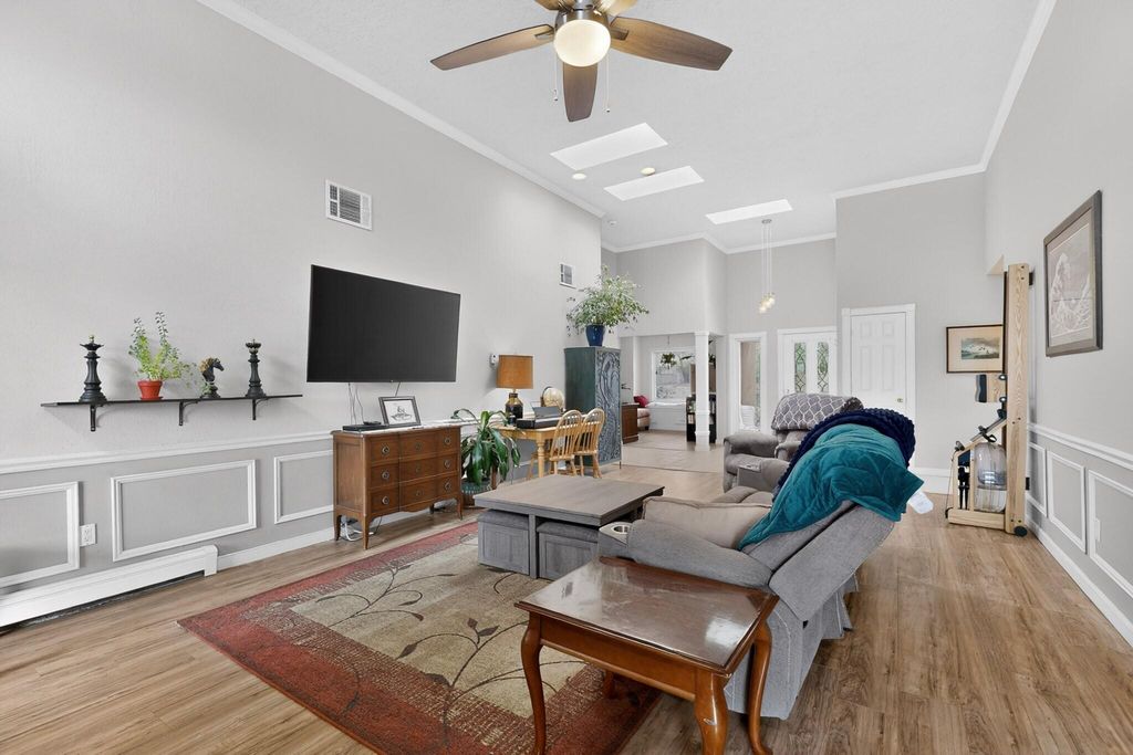 Image 9 of property listing at 7508 Teakwood Drive NW, Albuquerque, NM 87120